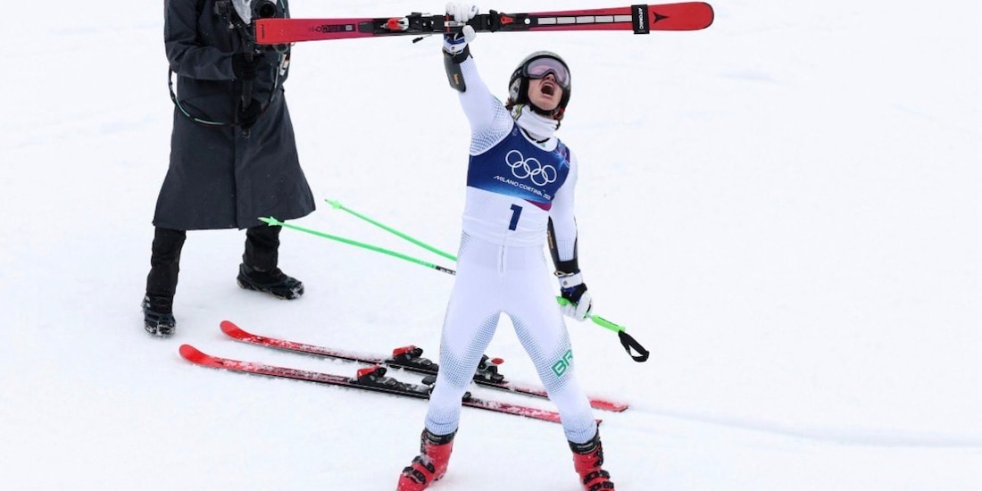 El brasileño Lucas Pinheiro Brathen celebra su medalla de oro en eslalon gigante del esquí alpino en Milano-Cortina 2026
