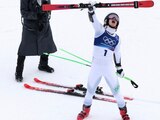 El brasileño Lucas Pinheiro Brathen celebra su medalla de oro en eslalon gigante del esquí alpino en Milano-Cortina 2026
