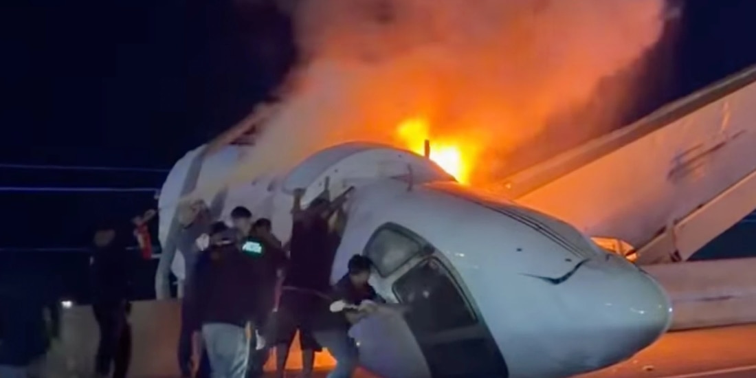 Avión se desploma en autopista de Laredo, Texas.