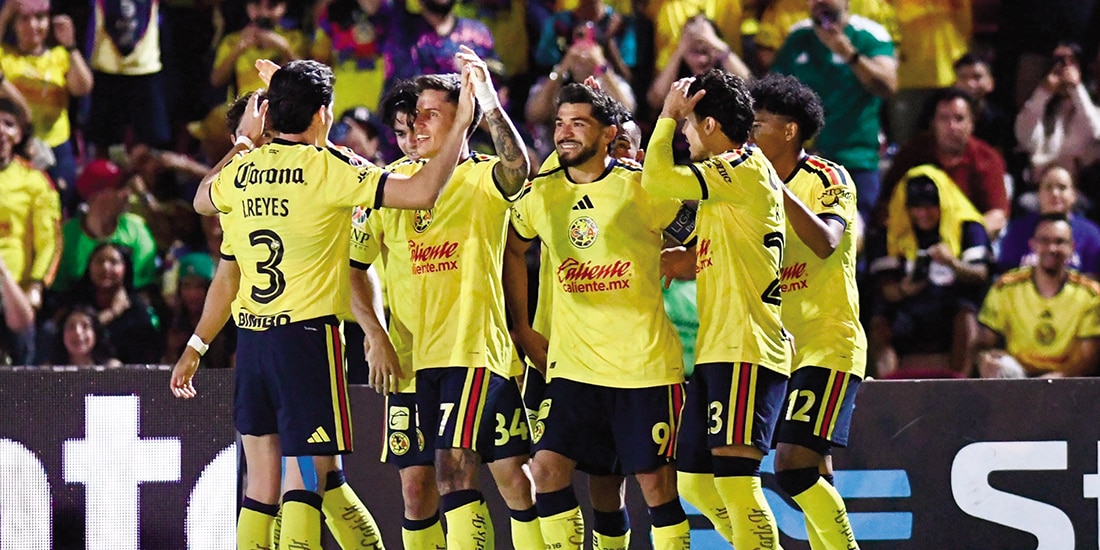 FUTBOLISTAS azulcremas celebran
un gol el fin de semana.