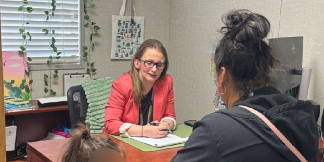 Una funcionaria da atención a una mexicana en EU, en imagen de archivo.