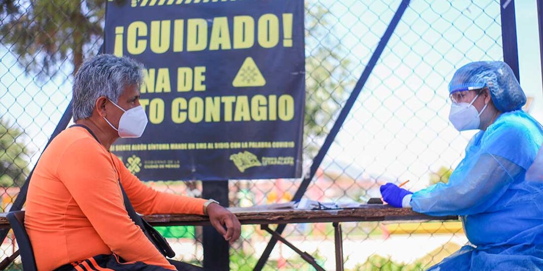 Decenas de vecinos acuden al kiosco de salud en Iztapalapa, inquietos por la posibilidad de ser portadores del virus, ayer.