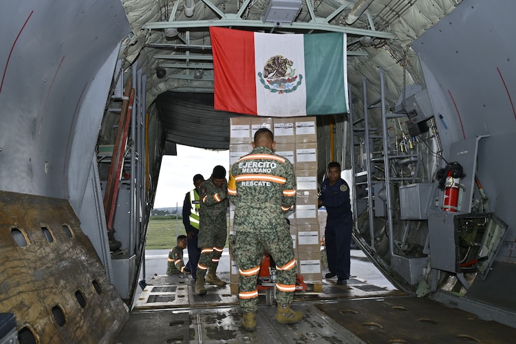 Personal mexicano en operación.