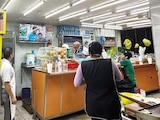Un local en la Central de Abasto transmite el partido, ayer.