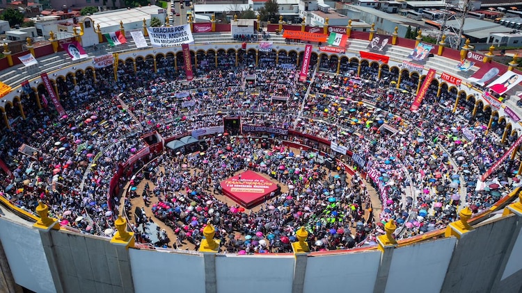 Asistentes a la Plaza de Toros Monumental de Morelia, Michoacán.