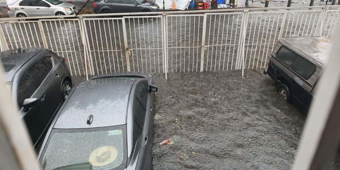 Lluvia provoca inundaciones en Iztacalco