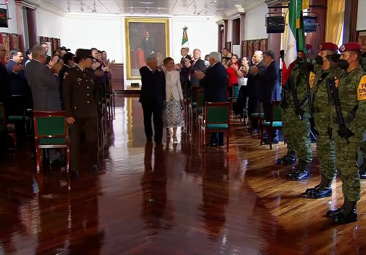 El Presidente AMLO y Beatriz saludaron a Julio Scherer al término del tercer informe de gobierno.