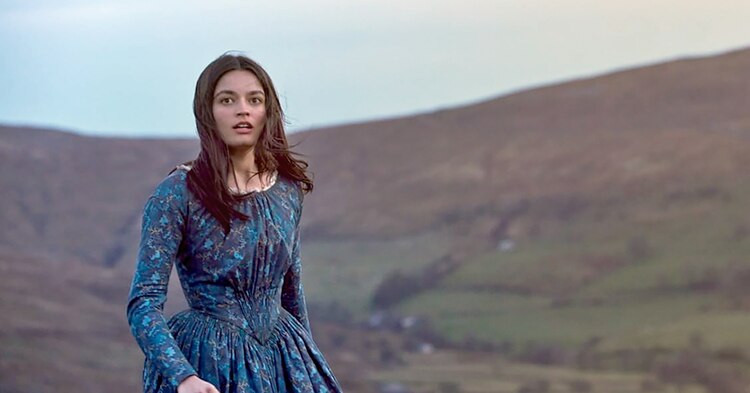 Emma Mackey interpreta a la escritora en la cinta Emily, de Frances O'Connor (2022).