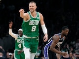 Kristaps Porzingis, de los Boston Celtics, celebra un triple en la primera mitad del partido de la NBA ante los Kings