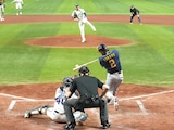Brice Turang batea para dos carreras de hits, ayer, en la SM.