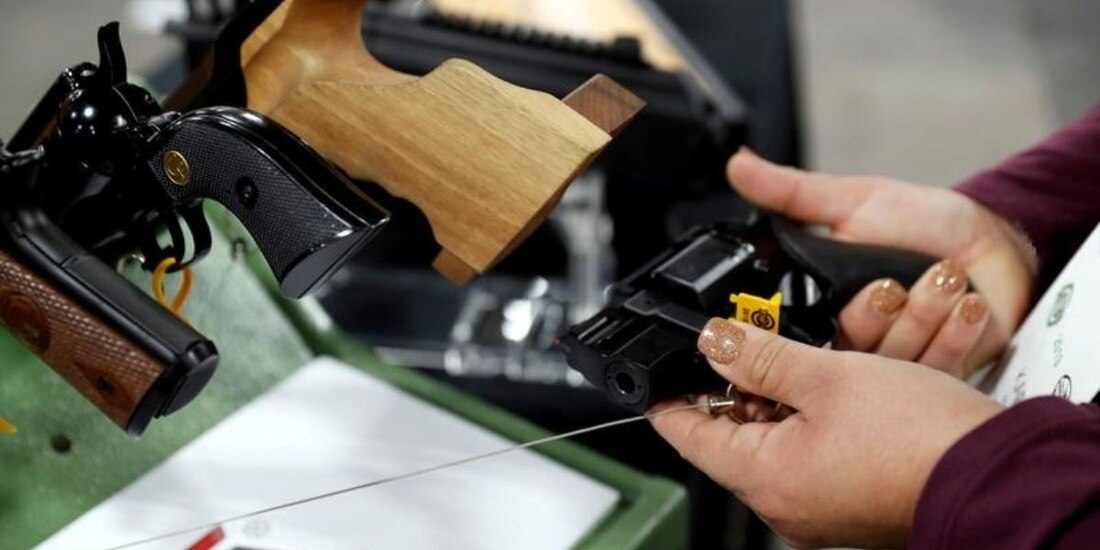 Se tiene que regular la edad para la compra de armas, indicaron.