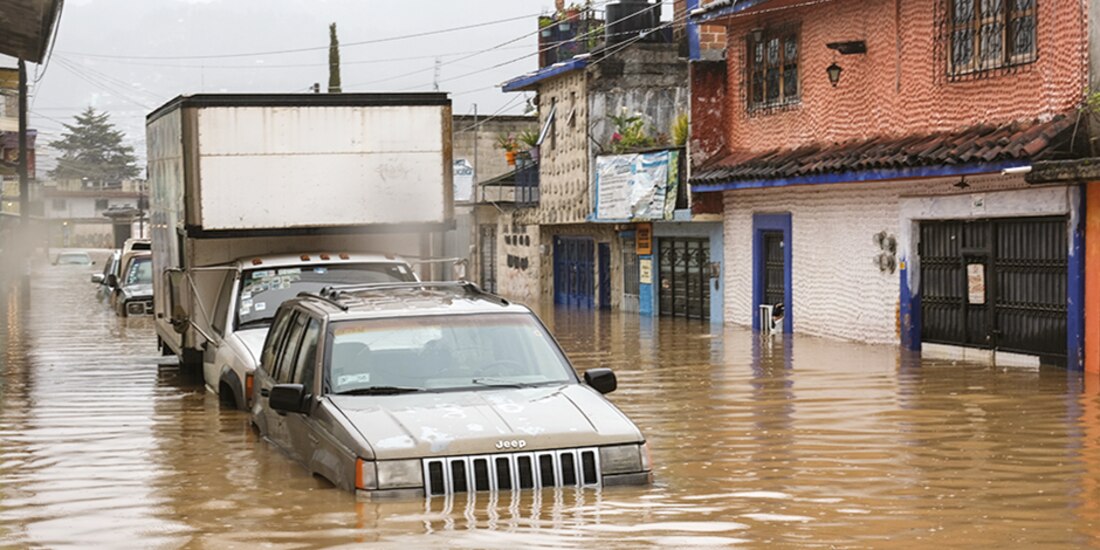 En calles de la entidad se observa el daño por las anegaciones, donde los vehículos quedaron varados por el agua, ayer.