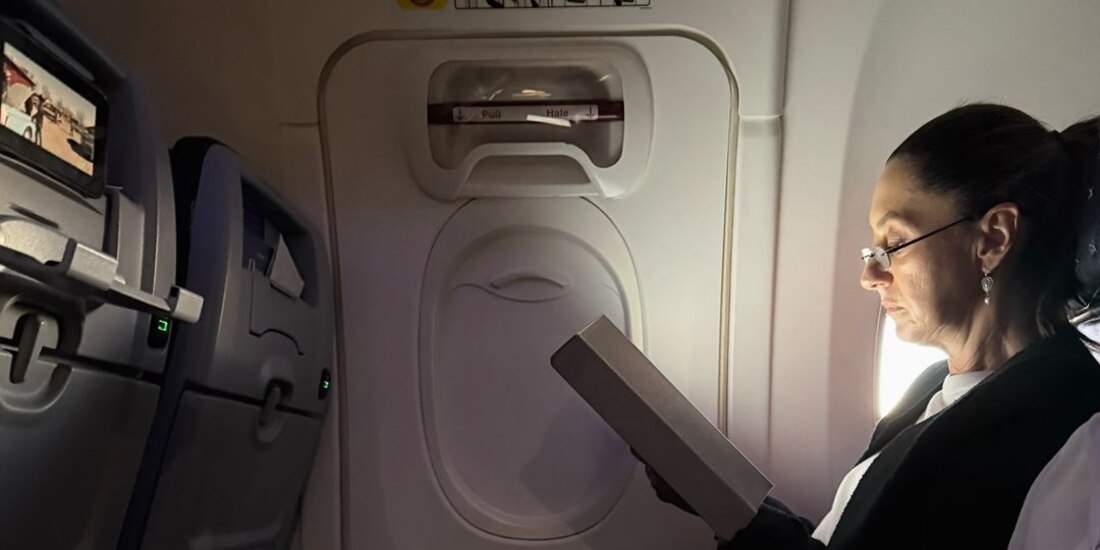 Claudia Sheinbaum, en el avión que la trasladó desde Panamá a Río de Janeiro.