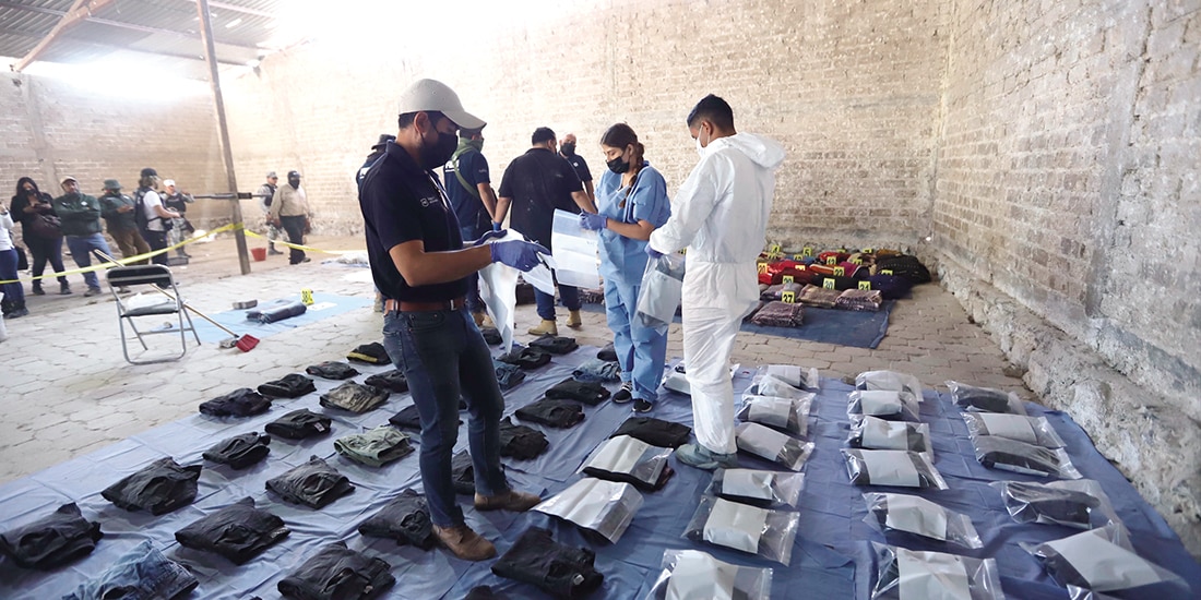 Peritos y colectivos realizan una jornada de trabajo en el inmueble ubicado en Teuchitlán, Jalisco, el 16 de marzo de 2025.