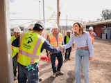 La gobernadora de Baja California, Marina del Pilar Ávila Olmeda, saluda a trabajadores.