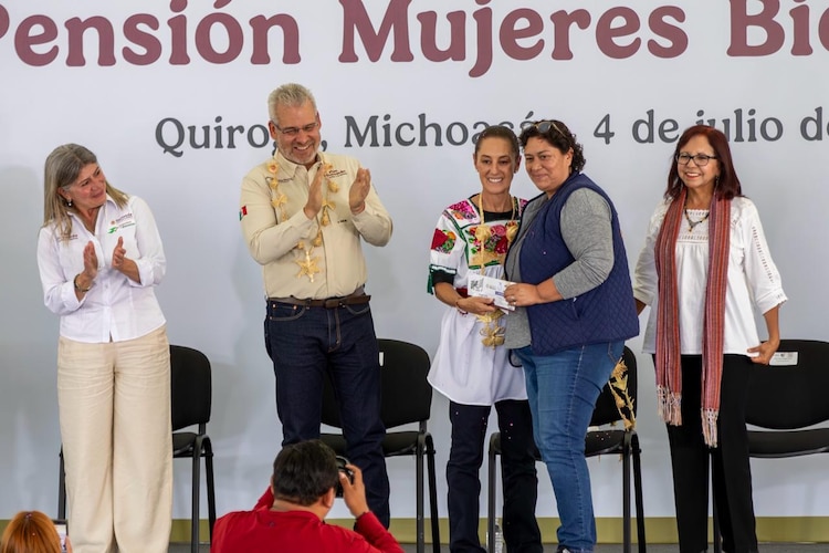 Presidenta Claudia Sheinbaum durante la entrega de tarjetas de la Pensión Mujeres Bienestar.