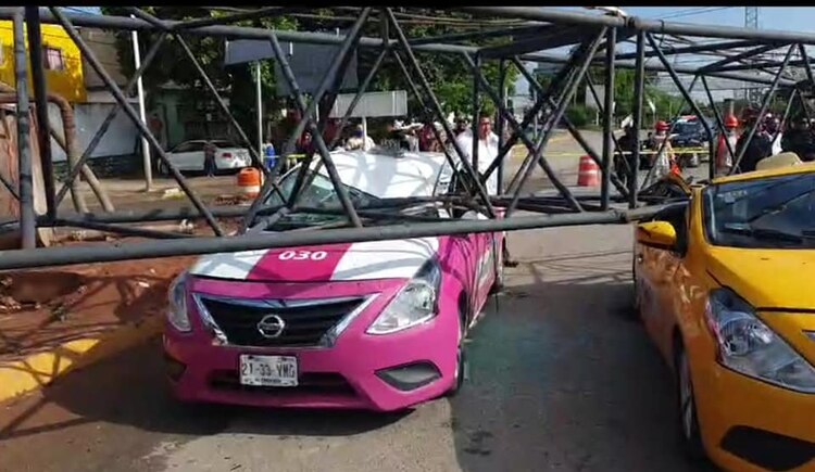 La pluma de grúa cayó sobre tres vehículos.
