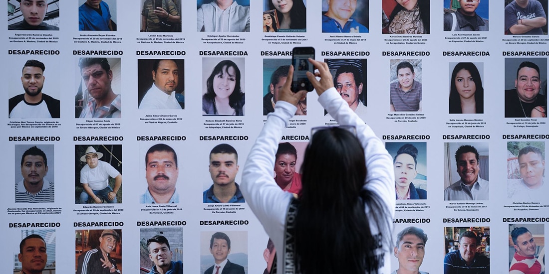 Un memorial con fotografías de personas desaparecidas sobre Paseo de la Reforma, en Ciudad de México.