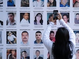 Un memorial con fotografías de personas desaparecidas sobre Paseo de la Reforma, en Ciudad de México.