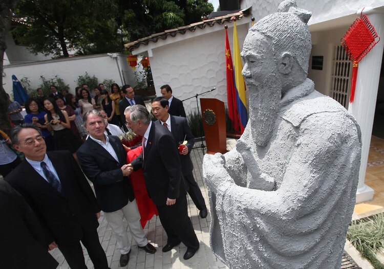 Una escultura de Confucio, en el Instituto Confucio de Medellín.