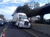 Asesinan a chofer de tráiler en la México-Querétaro.