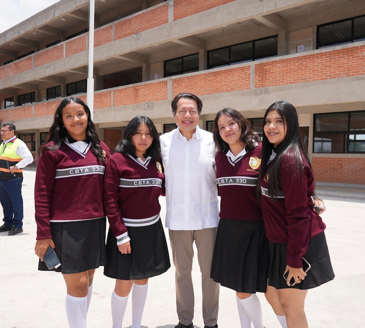 Mario Delgado, secretario de Educación Pública, con estudiantes.
