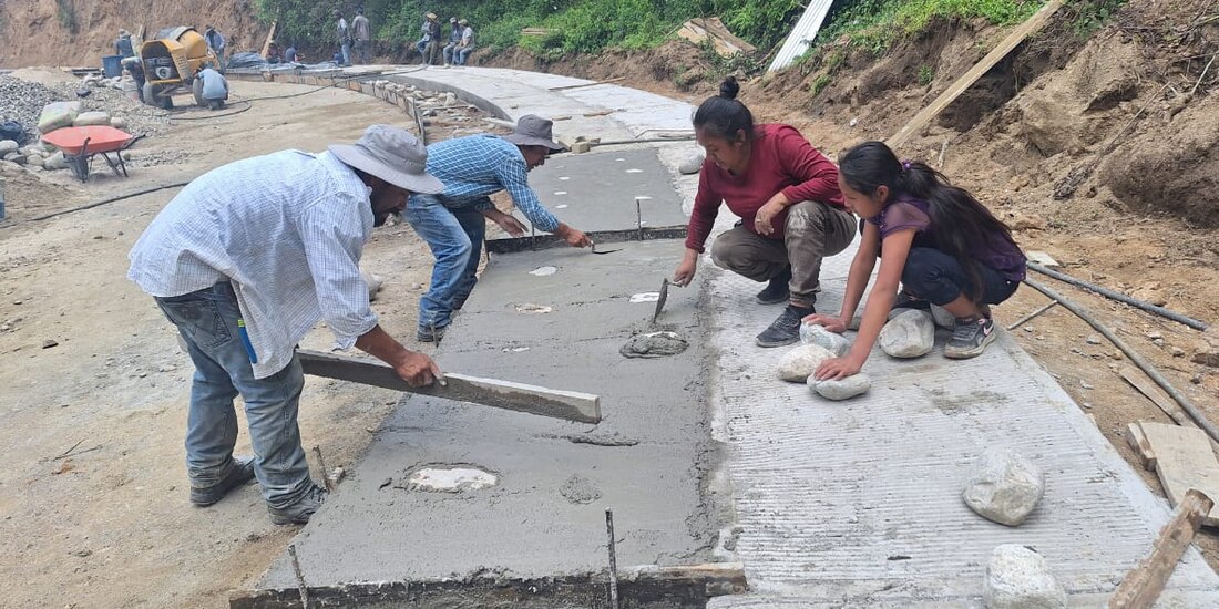 Habitantes participan en la construcción de vías con materiales locales.
