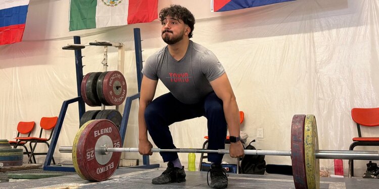 “El levantamiento de pesas es una práctica pedagógica. Siempre hay una enseñanza”, explica Christofher Paul Jasso Estrada.