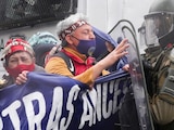 Los manifestantes se enfrentan a la policía antidisturbios durante una marcha de protesta de activistas indígenas mapuche contra el Día de la Raza en el centro de Santiago, Chile