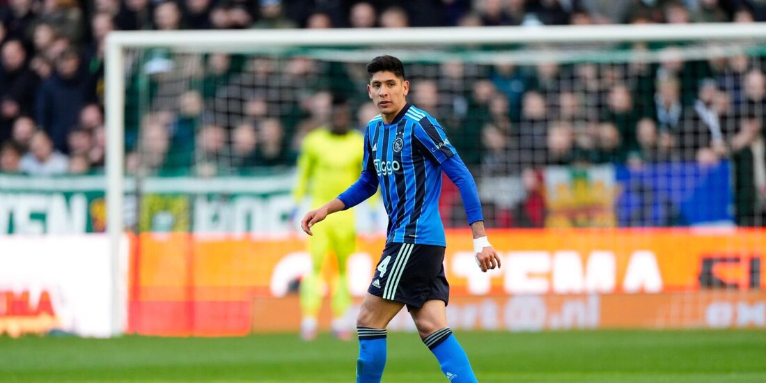 Edson Álvarez durante un partido con el Ajax