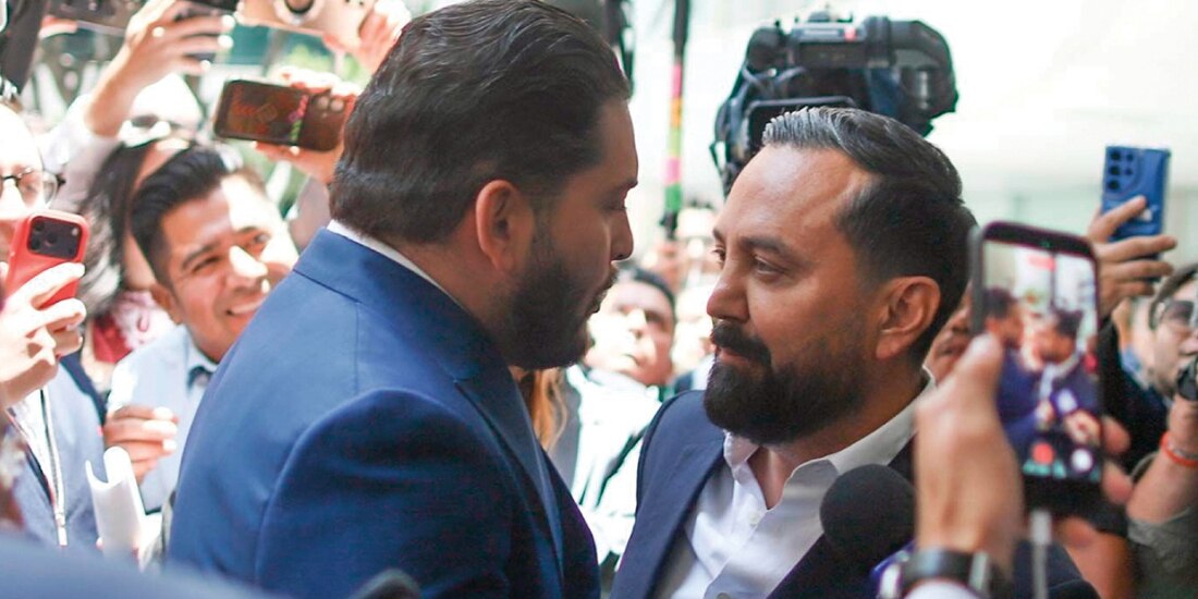 CARLOS Gutiérrez y Arturo Ávila, ayer, en el Senado.