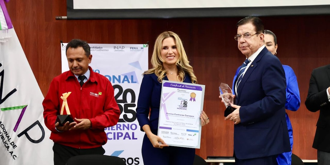 Romina Contreras al recibir el galardón.