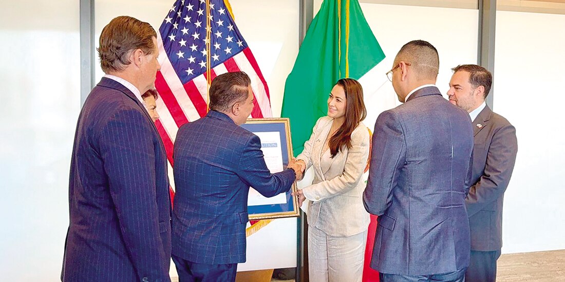 La mandataria estatal con legisladores de California, ayer.