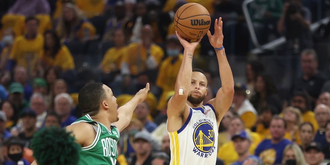 Stephen Curry, Warriors, lanza durante el Warriors vs Celtics, Juego 2 de las NBA Finals 2022.