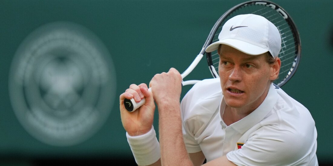 Jannik Sinner en un partido de Wimbledon
