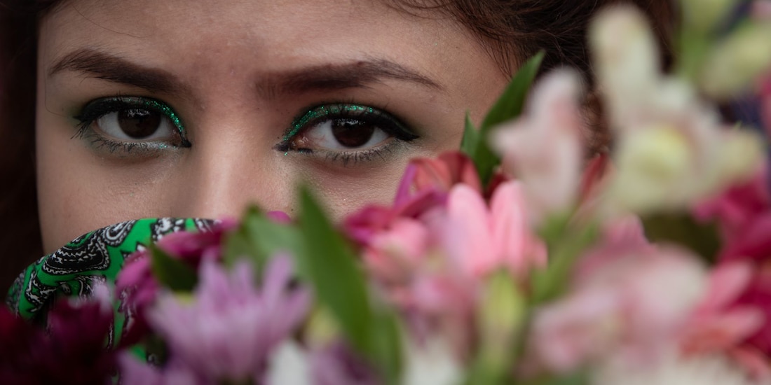 Cientos de mujeres se congregaron en Monumento a la Revolución y Glorieta de las mujeres que Luchan para marchar en el marco del 28S en 2022.