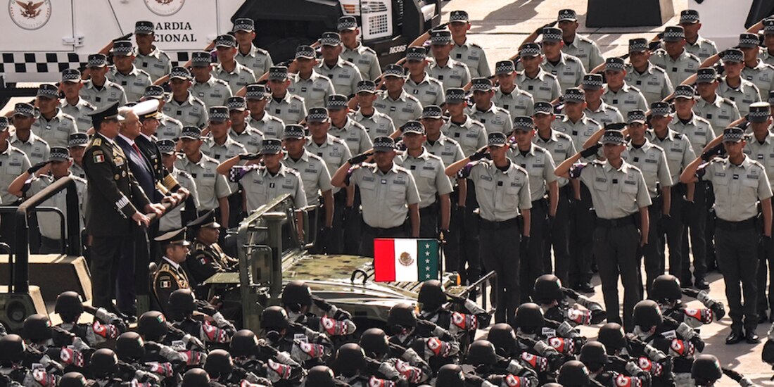 El Presidente junto con titulares de la Sedena y la Semar pasan revista a elementos de la Guardia Nacional el 16 de septiembre pasado.