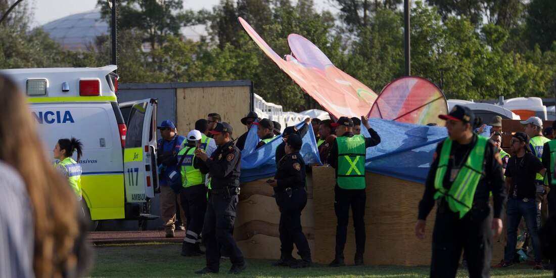 Policías de PBI cubren los cuerpos de los fotógrafos.