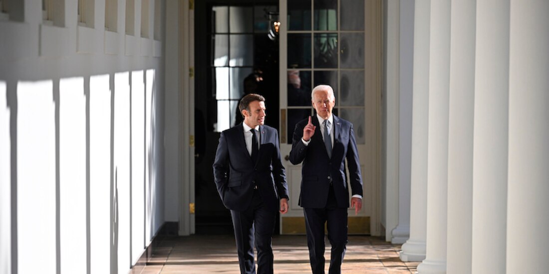 Los mandatarios Joe Bien (der.), de EU, y Emmanuel Macron, de Francia, ayer.