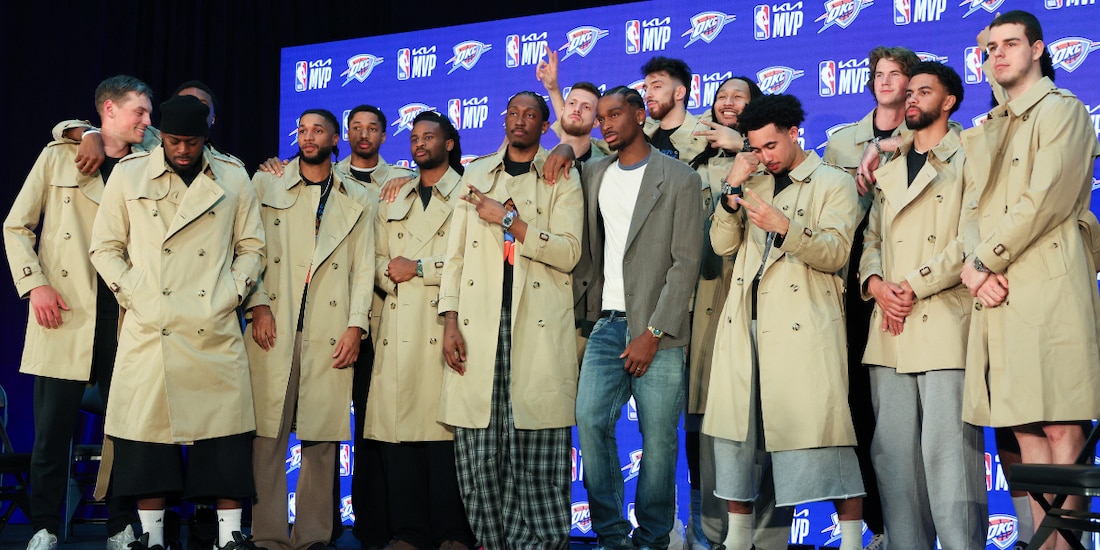 Jugadores de Oklahoma City Thunder lucen las gabardinas Burberry que les regaló Shai Gilgeous-Alexander.