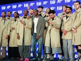 Jugadores de Oklahoma City Thunder lucen las gabardinas Burberry que les regaló Shai Gilgeous-Alexander.