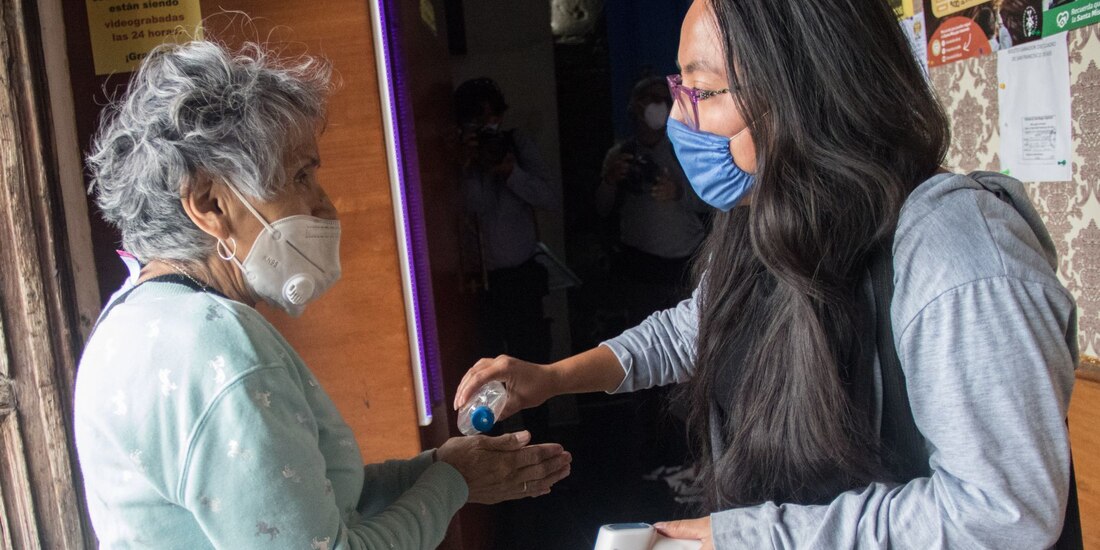 Una mujer se pone gel antibacterial antes de entrar al templo de Santiago Apóstol en Tlatelolco.