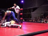 Bengalee yace en el suelo durante una función de lucha libre en la Arena López Mateos.