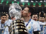 Lionel Messi besa el trofeo de la Copa América tras la victoria ante Brasil en la final de 2021, en el estadio Maracaná de Río de Janeiro