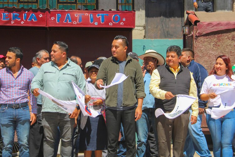 Al centro, el alcalde de Huejotzingo, Puebla.