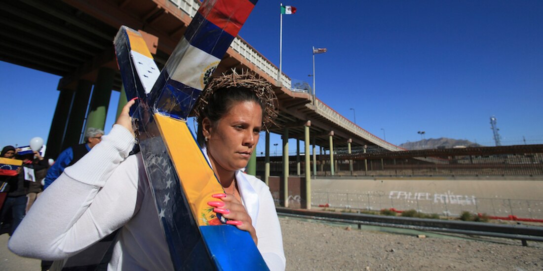 Migrantes participaron el Domingo de Ramos en el viacrucis “Ponte en mis zapatos”, a un lado de la frontera con EU.