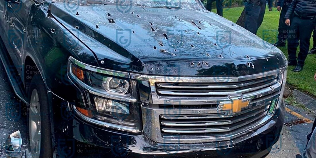 La camioneta en la que viajaba el funcionario tras el ataque del viernes.