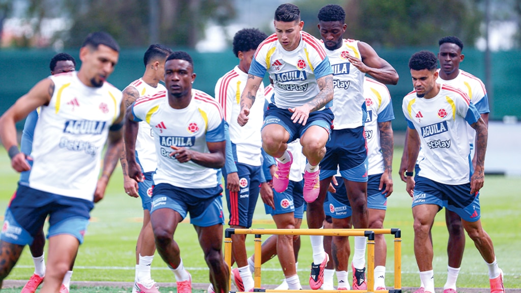 JAMES RODRÍGUEZ y sus compañeros entrenan, ayer.
