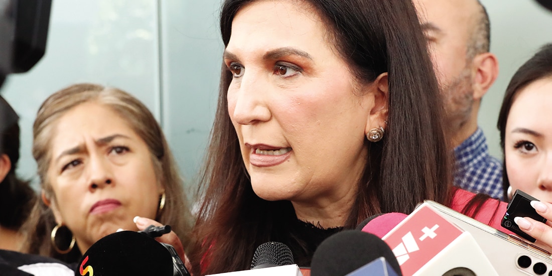 La legisladora panista, ayer, al conversar con los medios.