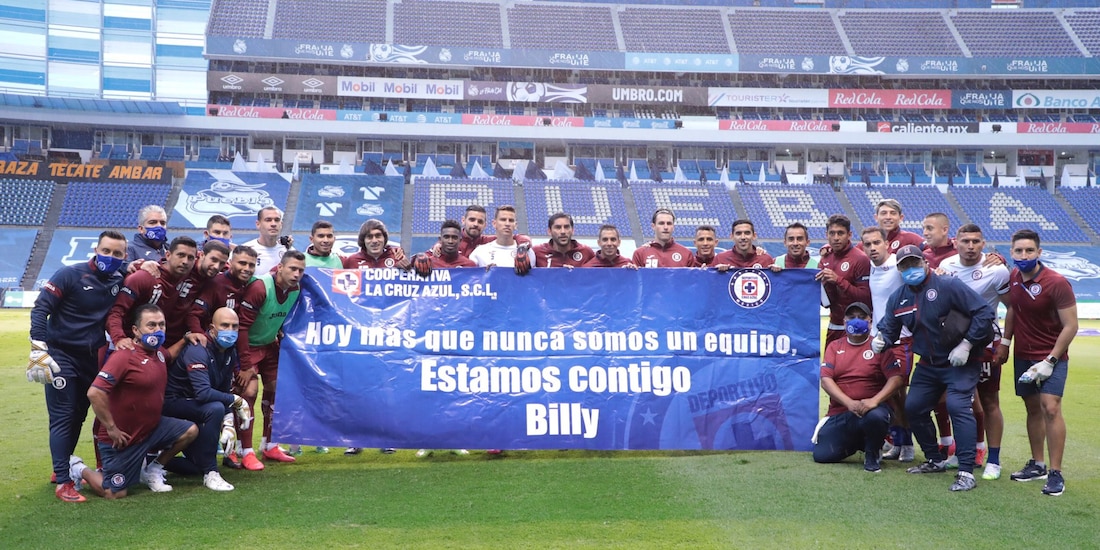 Los futbolistas de la escuadra celeste sostienen la manta previo a su compromiso ante los camoteros.